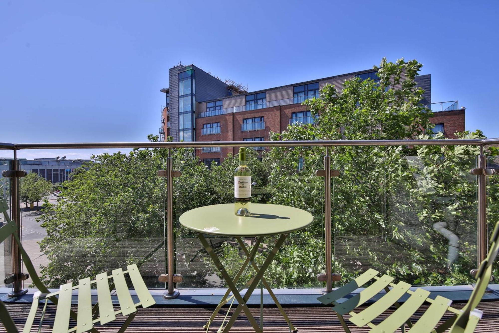Princess Lofts Centre With Nespresso Coffee Machines & New Fast Wifi By Stayright Swansea